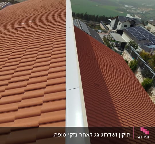 גג רעפים עם נוף של שדות ובתים